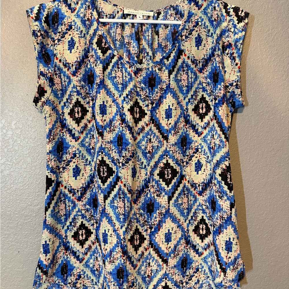 Daniel Rainn Blue and Cream Geometric V-Neck Cap Sleeve Top